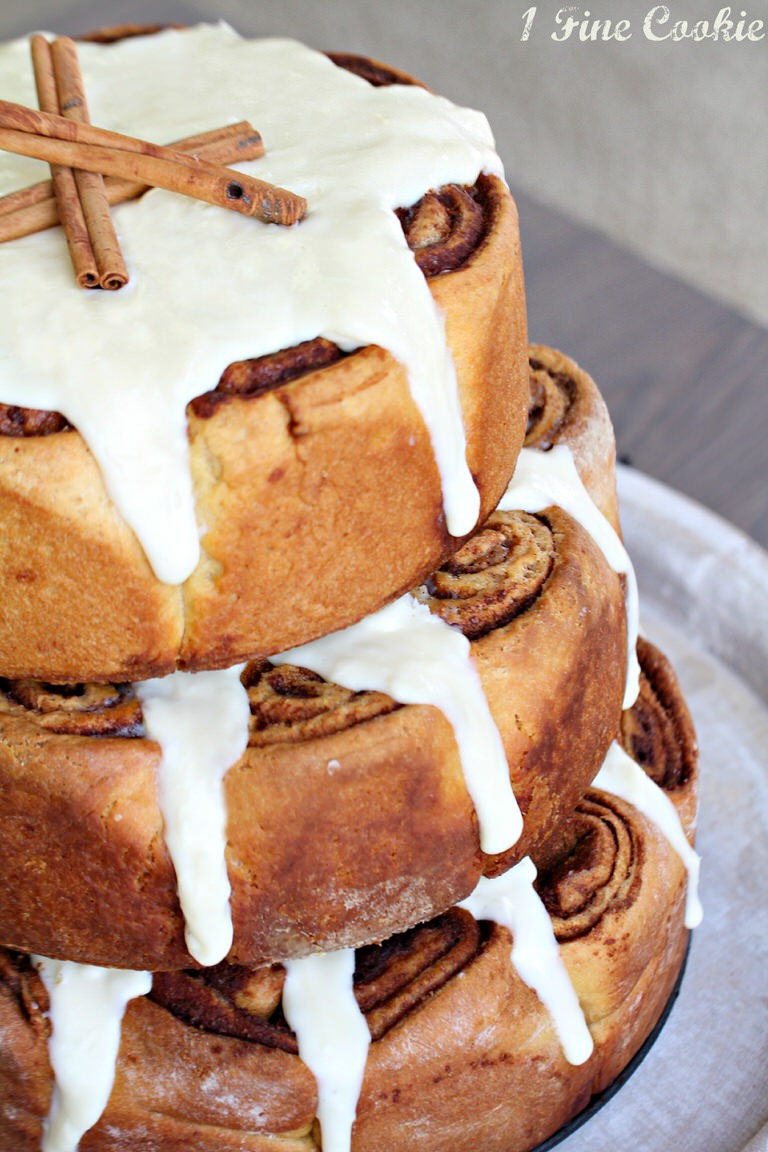 Cinnamon Roll Cake by 1 Fine Cookie 2