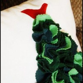 Felt Christmas Tree Pillow {Christmas Craft}