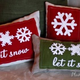 How to Make Burlap Stenciled Christmas Pillows {Christmas Craft Tutorial}