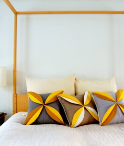 Felt Flower Pillows {sewing how to}