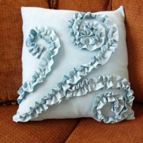 How to Make a Ruffled Pillow from a T-shirt {tutorial}