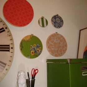 How to Make Embroidery Hoop Corkboards {bulletin board}