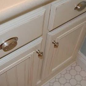 How to Paint and Glaze Cabinets {paint cabinets}