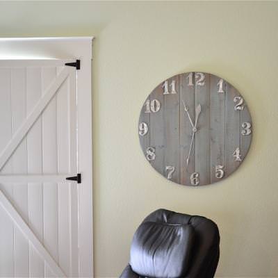Reclaimed Wood Chic Wall Clock DIY {Clocks}