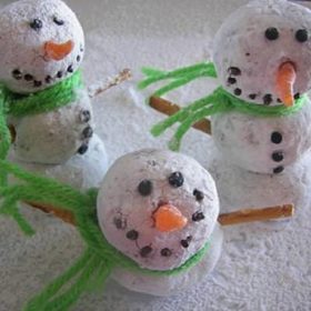 Donut Snowman Snacks {Kids Easy Craft}