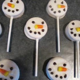 Oreo Sucker Snowmen {Christmas Edible Crafts}