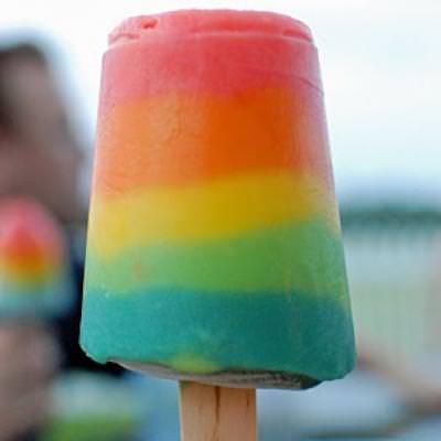Rainbow Pudding Pops {Kids Craft Projects}