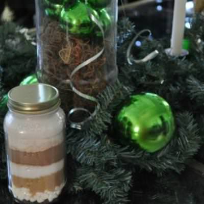 Mason Jar Layered Hot Chocolate {Edible Gift}