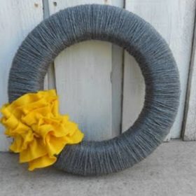 Simple Yarn Wreath {Tutorial}