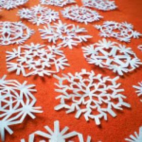 How To Make a Paper Snowflake {Papercraft}