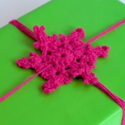How To Crochet A Snowflake Gift Bow!