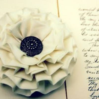 Interchangeable Fabric Flower Tutorial {Brooch or Hairclip}
