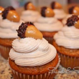 Pumpkin Cupcakes with Cinnamon Cream Cheese Frosting {Thanksgiving Recipes}