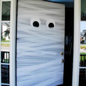 A Mummy Door Welcome {Halloween Decorations}