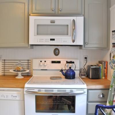 Before and After Kitchen Makeover {Kitchen Makeover}