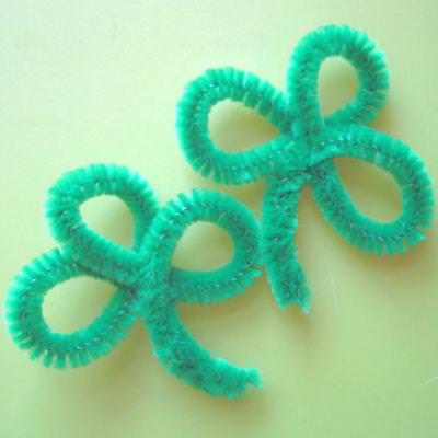 Easy Pipe Cleaner Shamrocks {Shamrocks}
