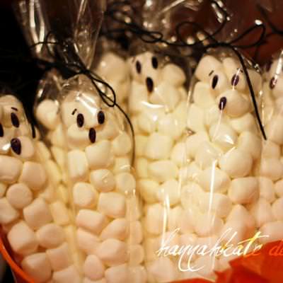 Marshmallow Ghost Bags {Kids Halloween Craft}