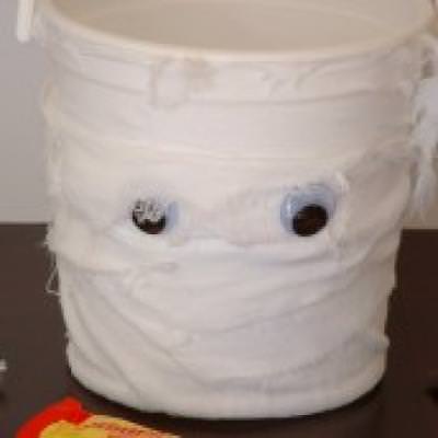 Mummy Trick or Treat Pale DIY {Trick or Treating}
